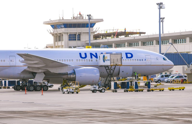 Six United Airlines employees sue the company over mandatory vaccination policy
