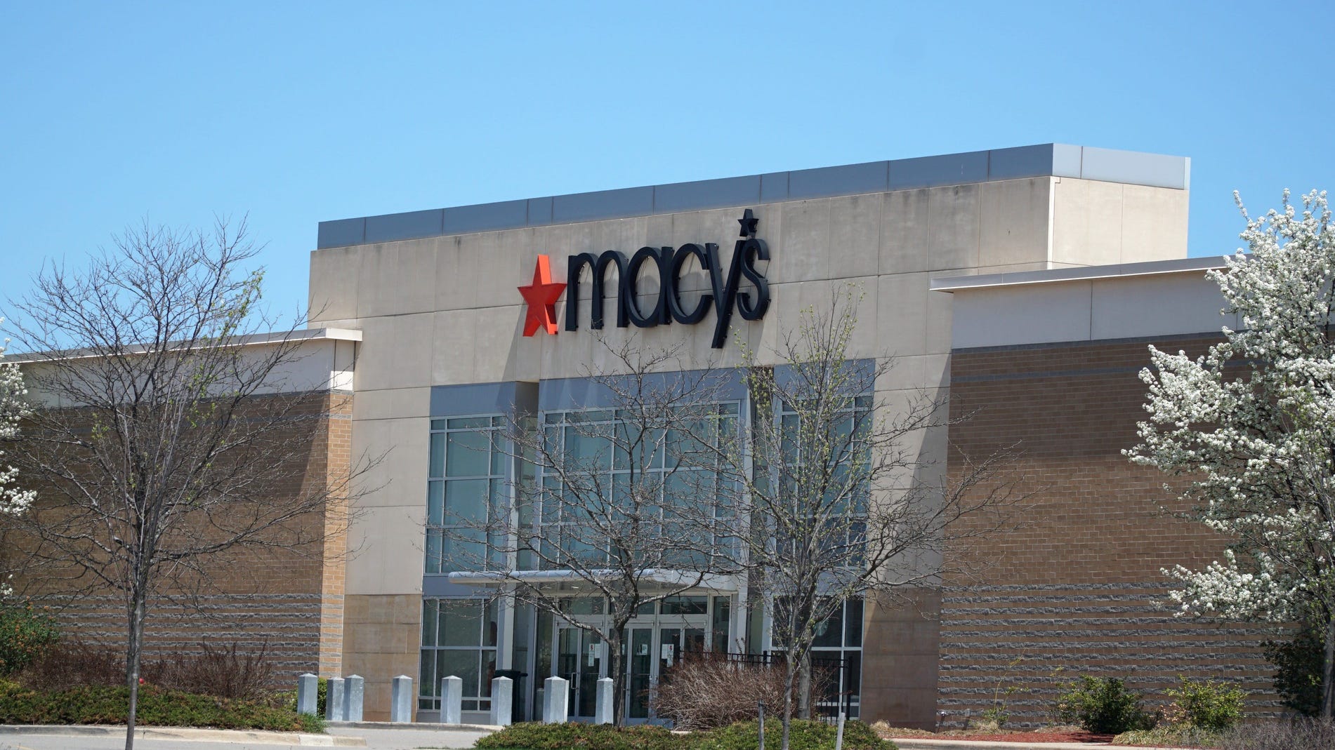 'Calm situation': Authorities give the all clear after brief evacuation 12 Oaks Mall in Novi