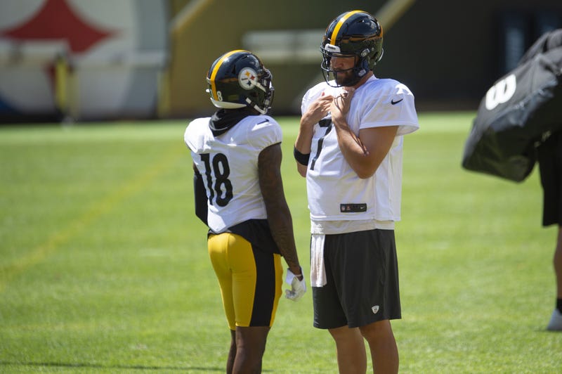 Ben Roethlisberger and Diontae Johnson in practice
