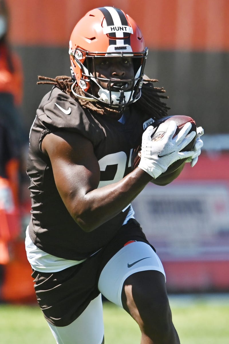 Cleveland Browns running back Kareem Hunt (27) runs with the ball during training camp at the Cleveland Browns training facility.