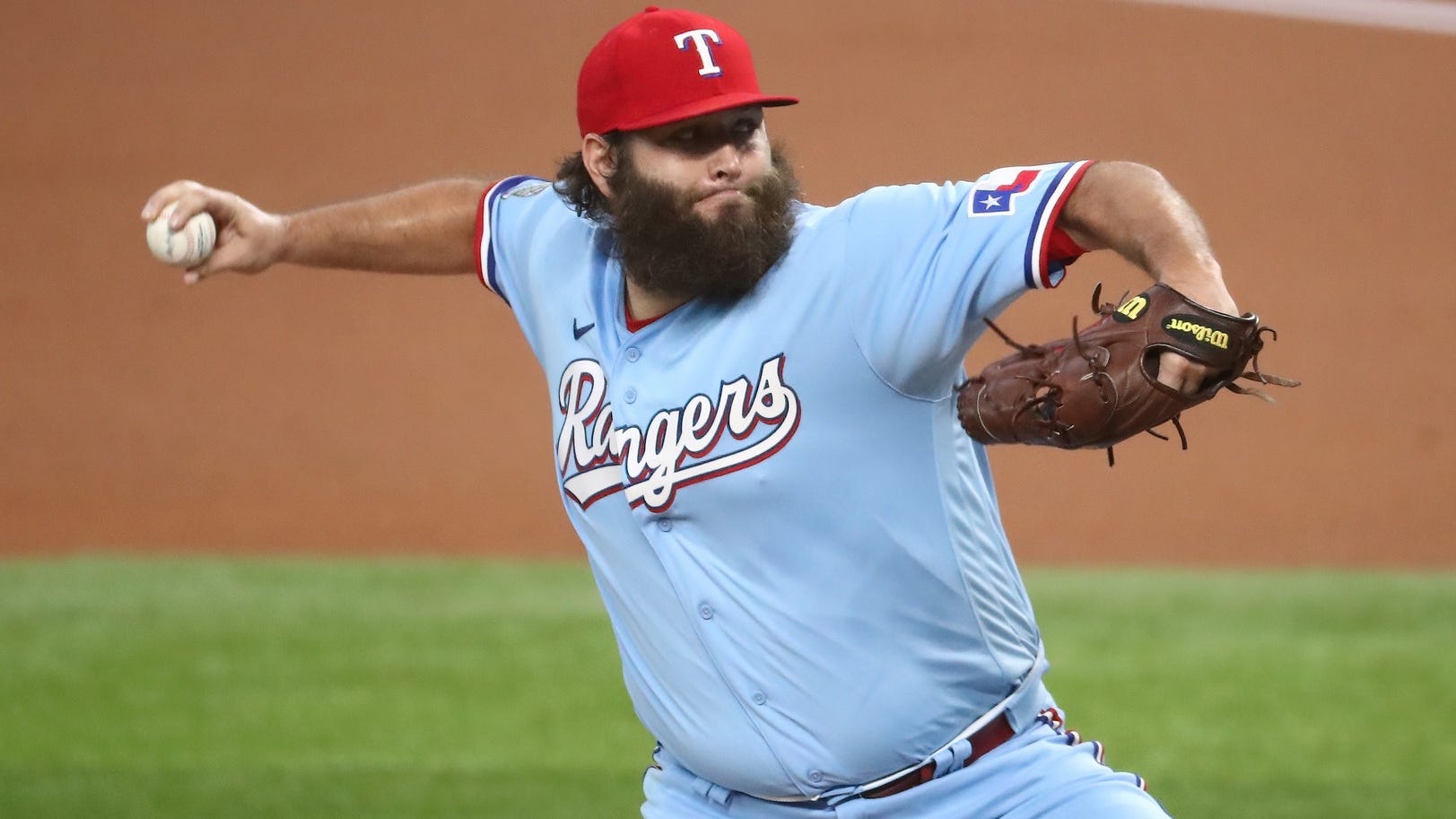 Report: White Sox acquire starter Lance Lynn from Rangers
