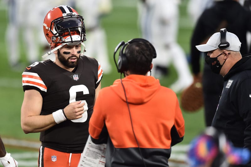 Mayfield on sideline with Van Pelt