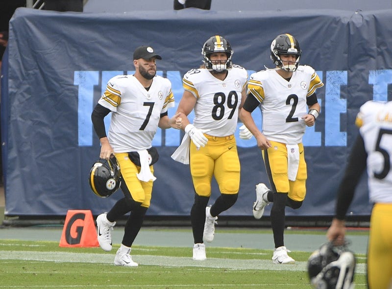 Mason Rudolph running on field w Ben and McDonald