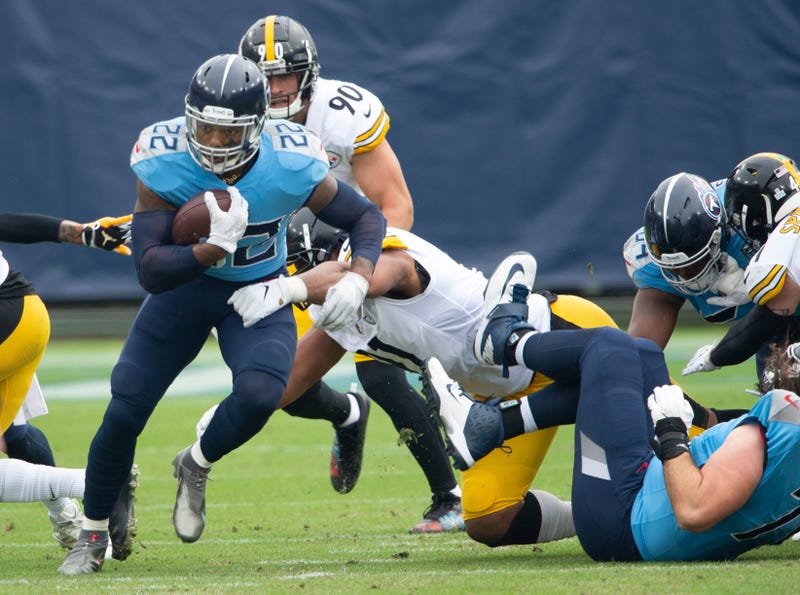 Derrick Henry runs vs Steelers