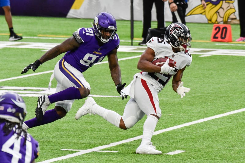 Newly acquired Raven Yannick Ngakoue chases down Falcons RB Ito Smith