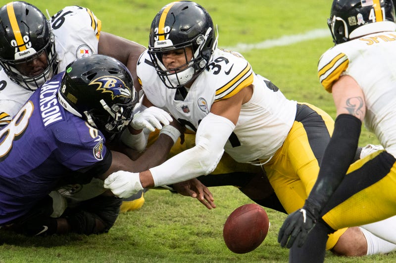Lamar Jackson fumbles late in the 4th quarter of the Ravens 28-24 loss on Sunday afternoon.
