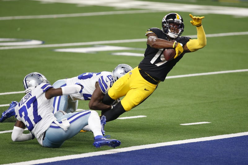 Pittsburgh Steelers wide receiver JuJu Smith-Schuster (19) catches a pass 