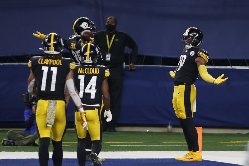 Pittsburgh Steelers tight end Eric Ebron (85) and wide receiver JuJu Smith-Schuster (19) celebrate a touchdown