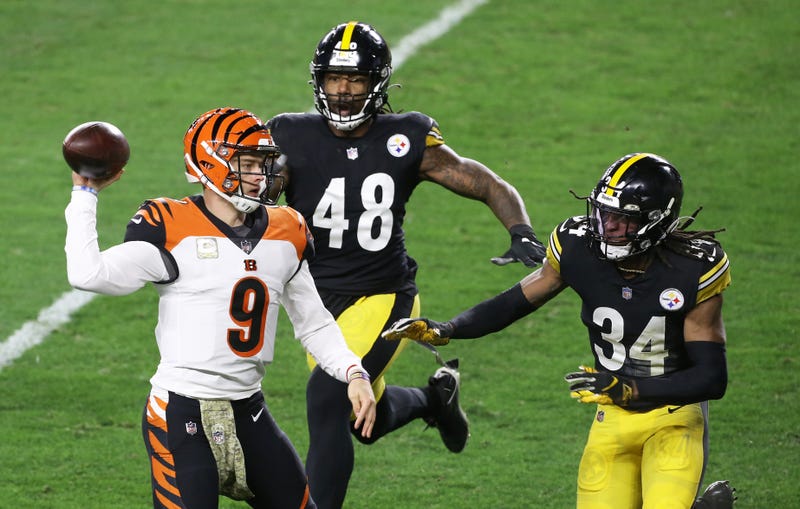 Bengals quarterback Joe Burrow (9) passes under pressure