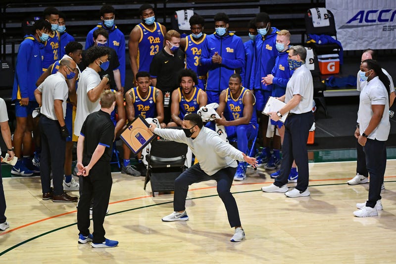 Pitt basketball huddle