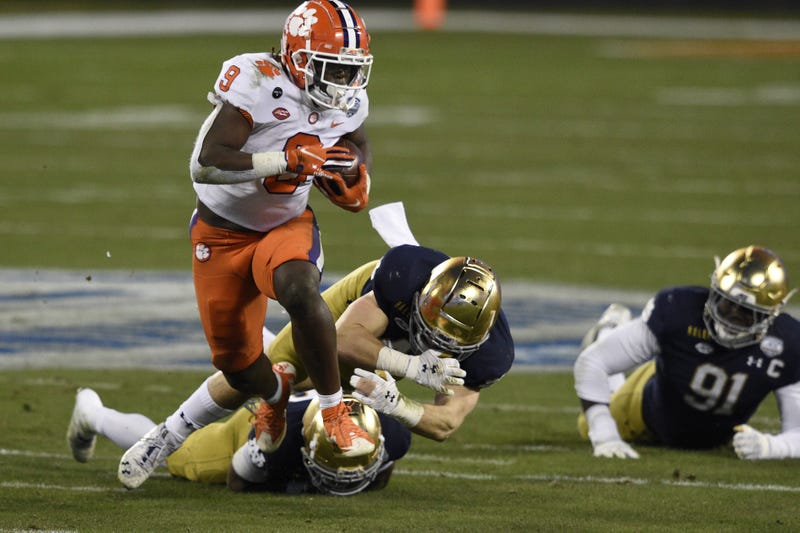 Travis Etienne running v Notre Dame