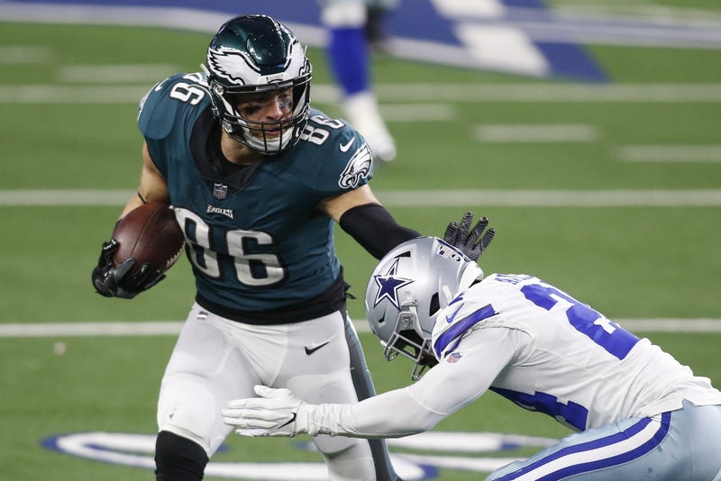 Philadelphia Eagles tight end Zach Ertz (86) runs the ball after making a catch in the fourth quarter against Dallas Cowboys cornerback Chidobe Awuzie (24) at AT&T Stadium.
