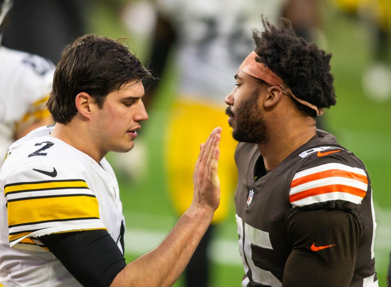 Pittsburgh Steelers quarterback Mason Rudolph talks with Cleveland Browns defensive end Myles Garrett following the game at FirstEnergy Stadium
