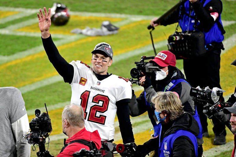 Tom Brady waves to the crowd after defeating the Packers in the NFC Championship game.