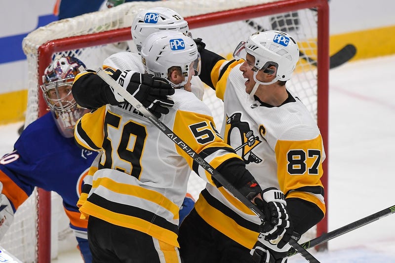 Sidney Crosby Jake Guentzel celebrate