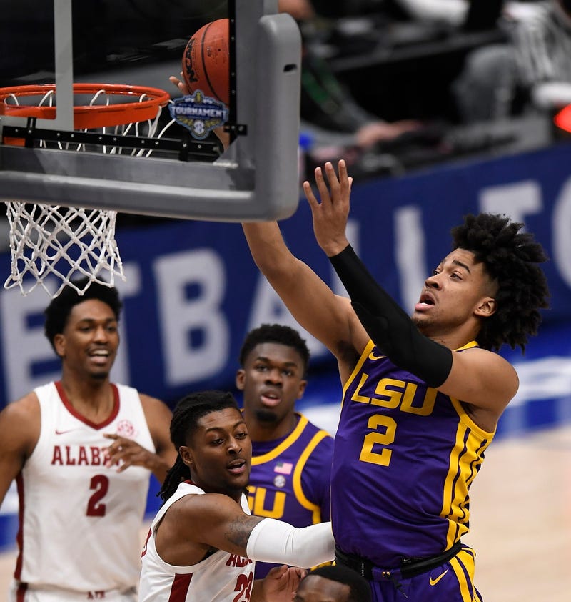 Trendon Watford scores for LSU