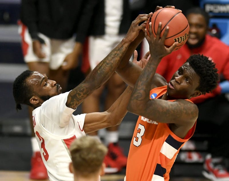 Houston Cougars guard DeJon Jarreau (3) attempts to block a shot by Syracuse Orange forward Kadary Richmond (3) during the Sweet Sixteen round of the 2021 NCAA Tournament on Saturday, March 27, 2021