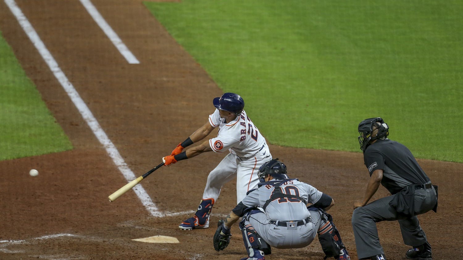 Rally falls short, Tigers sweep Astros at Minute Maid Park