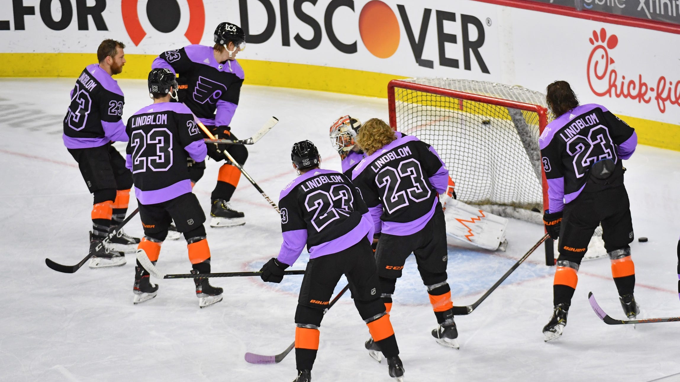 Emotional night for Lindblom as Flyers show solidarity in fight against cancer