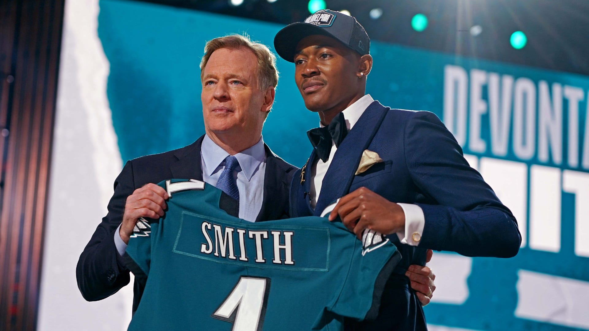 WATCH: Eagles rookie DeVonta Smith buys his mom a house