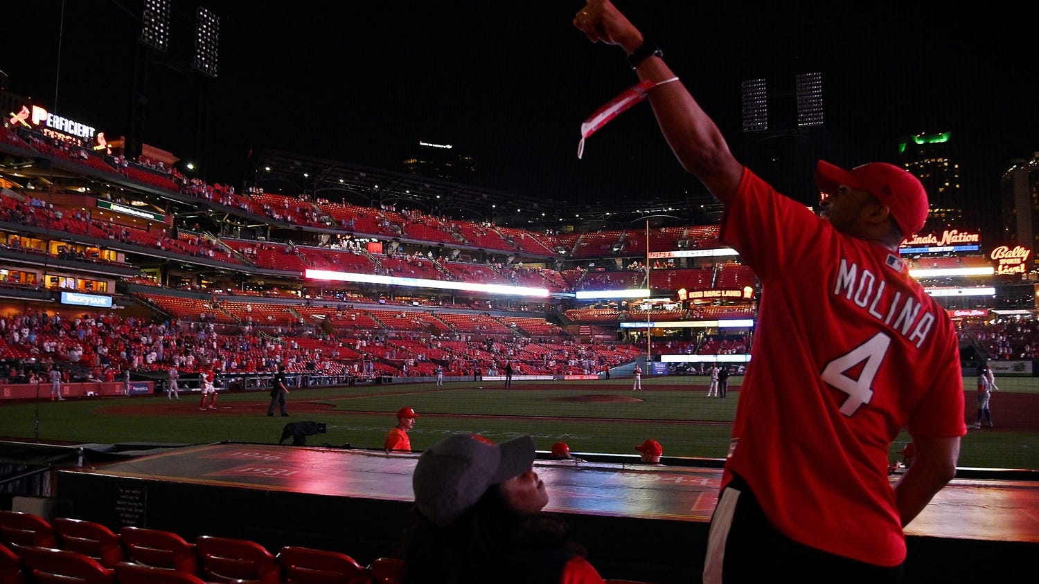 WATCH: Lights go out at Busch Stadium in middle of 9th inning