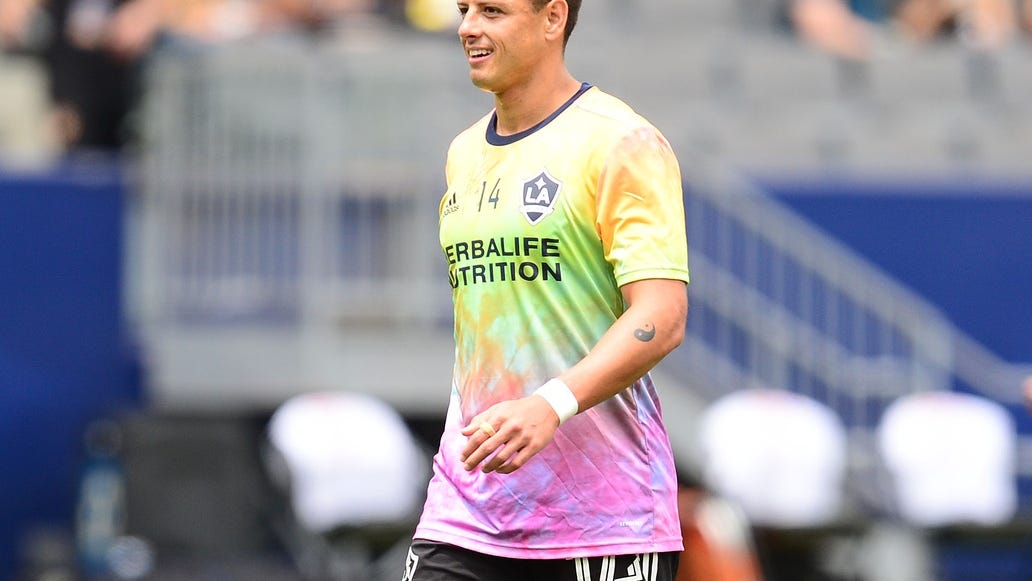 Al Chicharito Hernández le duelen las críticas sobre su paternidad
