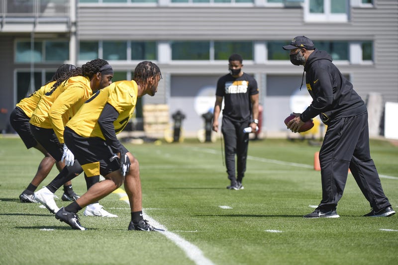 Pittsburgh Steelers assistant coach Teryl Austin practices at the UPMC Rooney Sports Complex