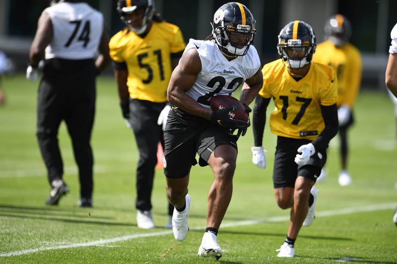 Pittsburgh Steelers running back Najee Harris (22) practices at the UPMC Rooney Sports Complex 