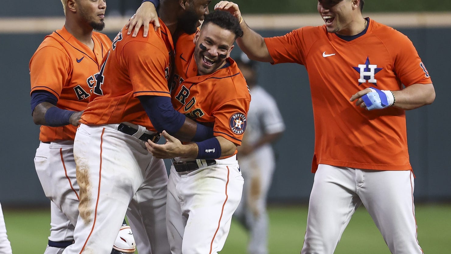 Alvarez’s RBI double in 9th lifts Astros to 2-1 win over Sox