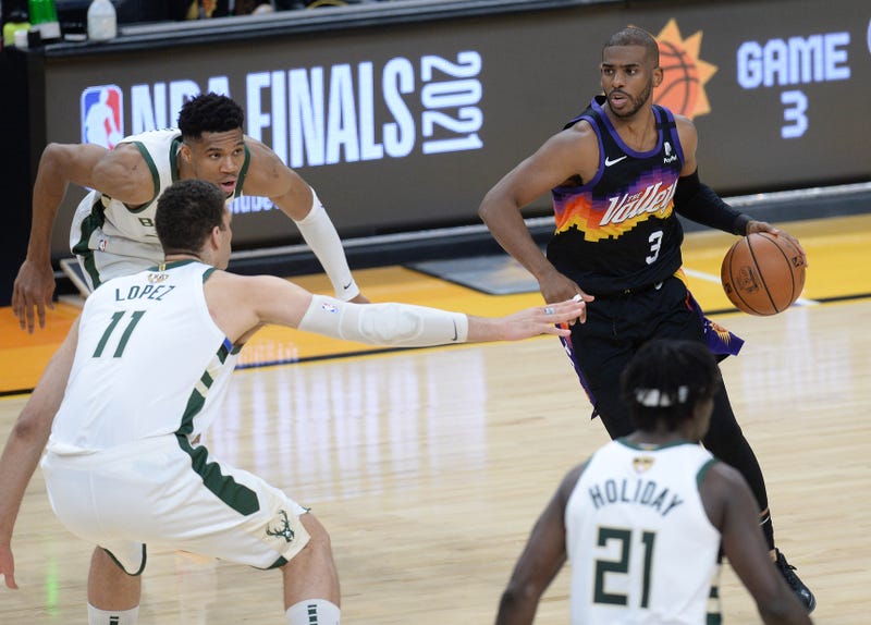Suns veteran guard Chris Paul dribbling.