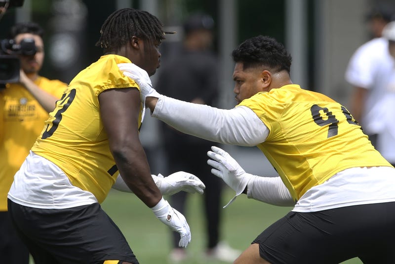 Tyson Alualu and Carlos Davis work on defensive line