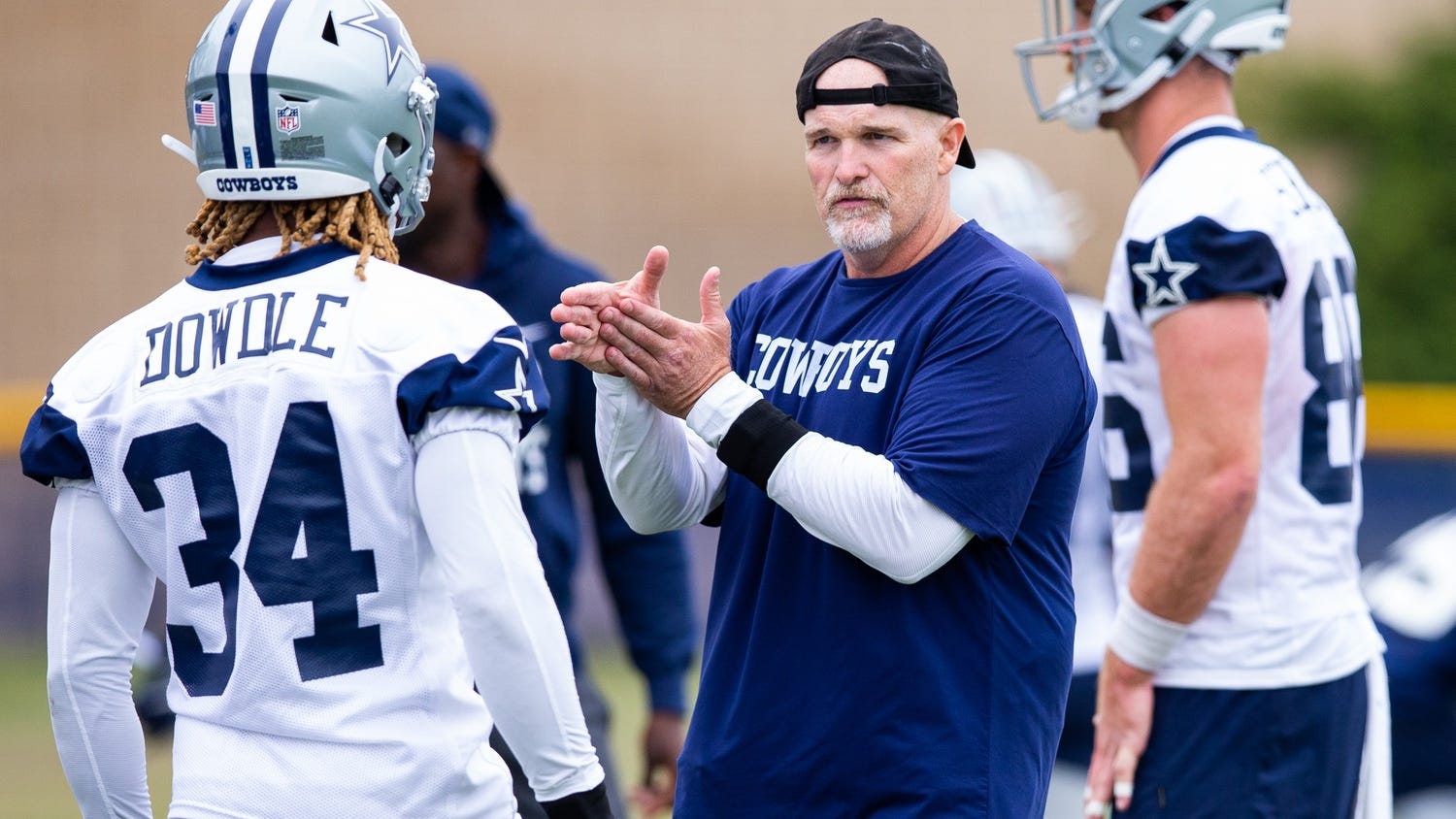 Cowboys DC Dan Quinn, DT Carlos Watkins leave stadium due to Covid-19 precautions
