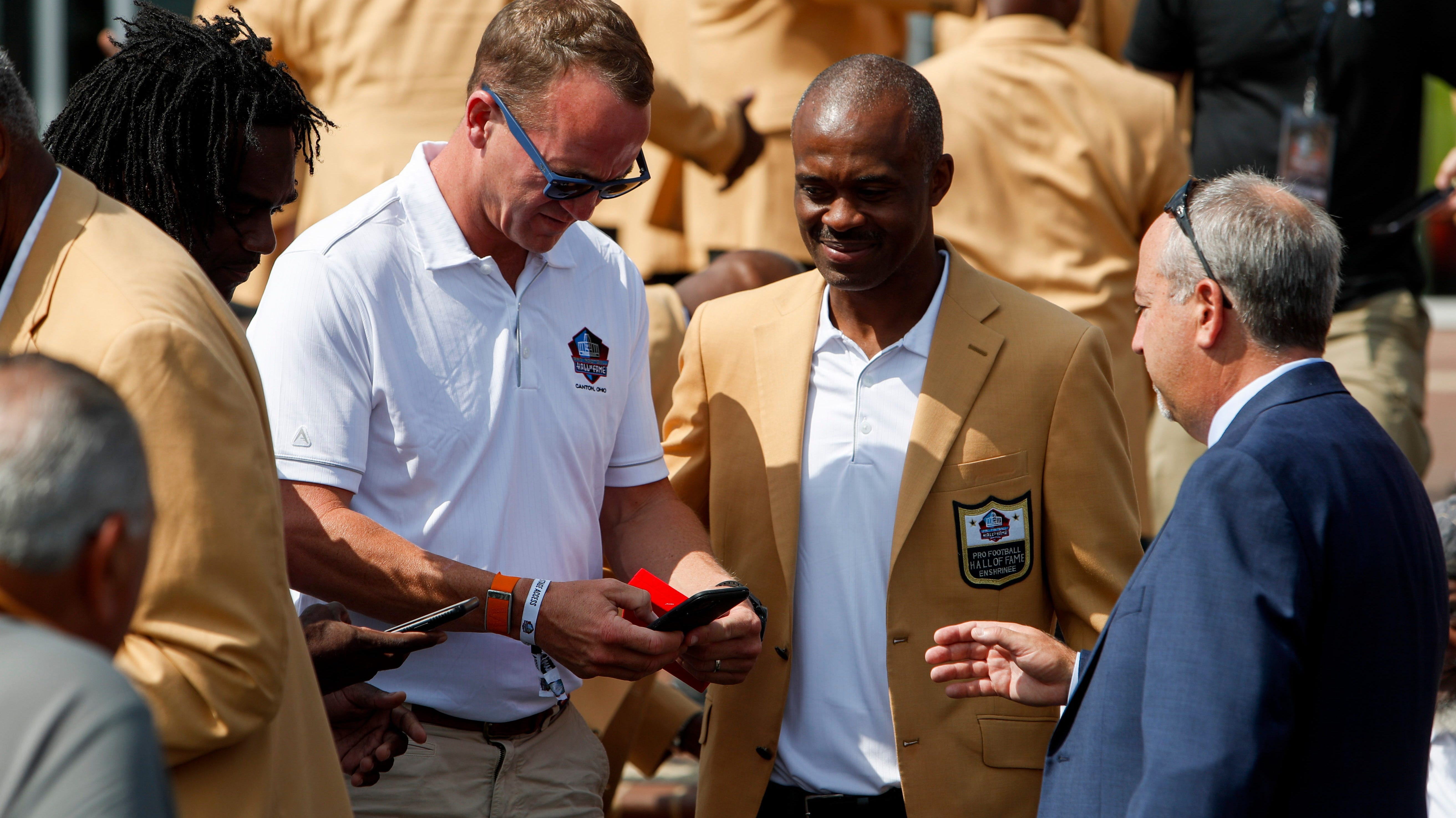 Watch: Archie Manning presents son, Peyton Manning, with Hall of Fame gold jacket