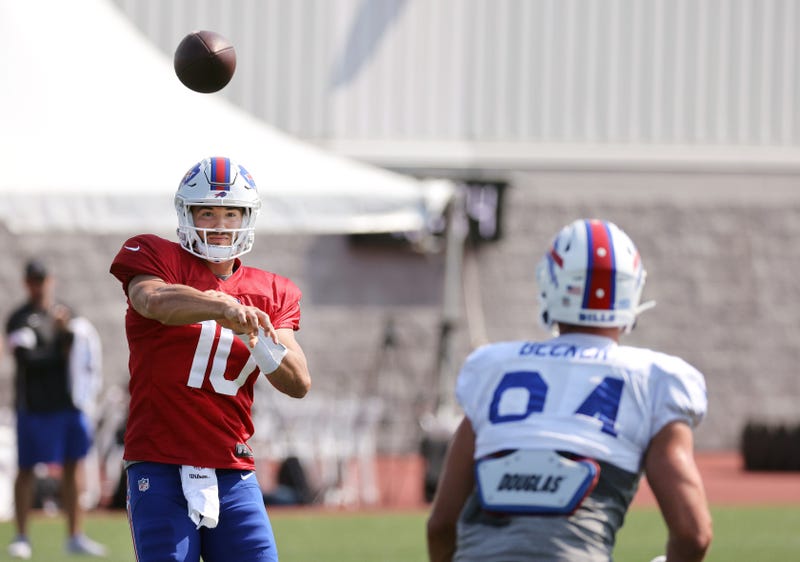 Bills quarterback Mitch Trubisky dumps a short pass to tight end Nate Becker during practice. 