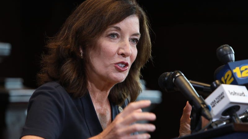 Hochul: 'Demasiado prematuro' discutir el indulto a Cuomo si se enfrenta a cargos
