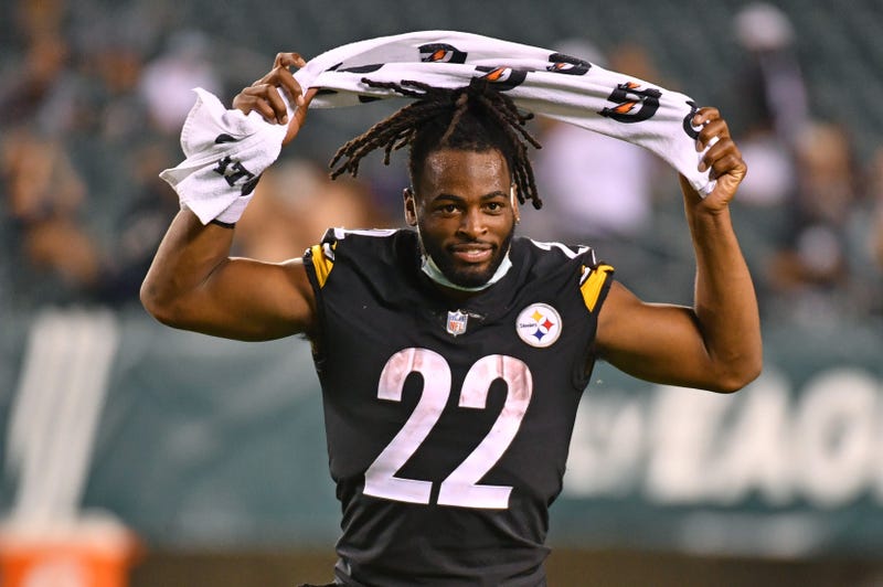 Najee Harris on sidelines