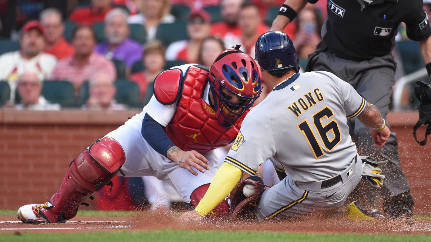'My Little Hawaiian Bro'┃Yadi pens sincere message in signing Wong's stolen base