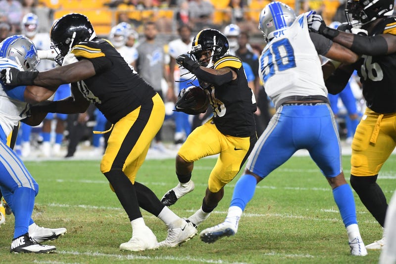 Steelers running back Anthony McFarland Jr. (26) looks for an opening
