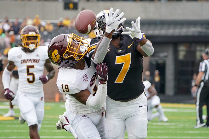 Donte Kent defense with Central Michigan