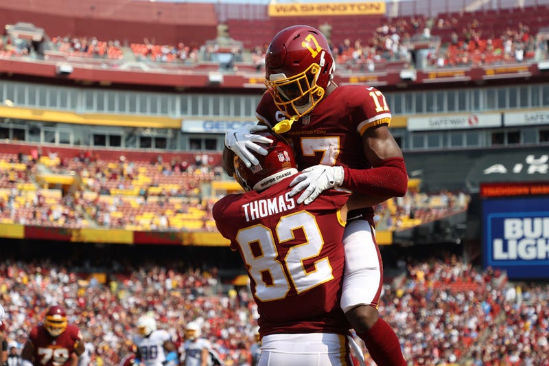 Logan Thomas y Terry McLaurin celebran un pase donde sobrepasaron a los Chargers