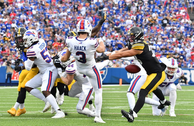 Miles Killebrew blocks kick vs Buffalo