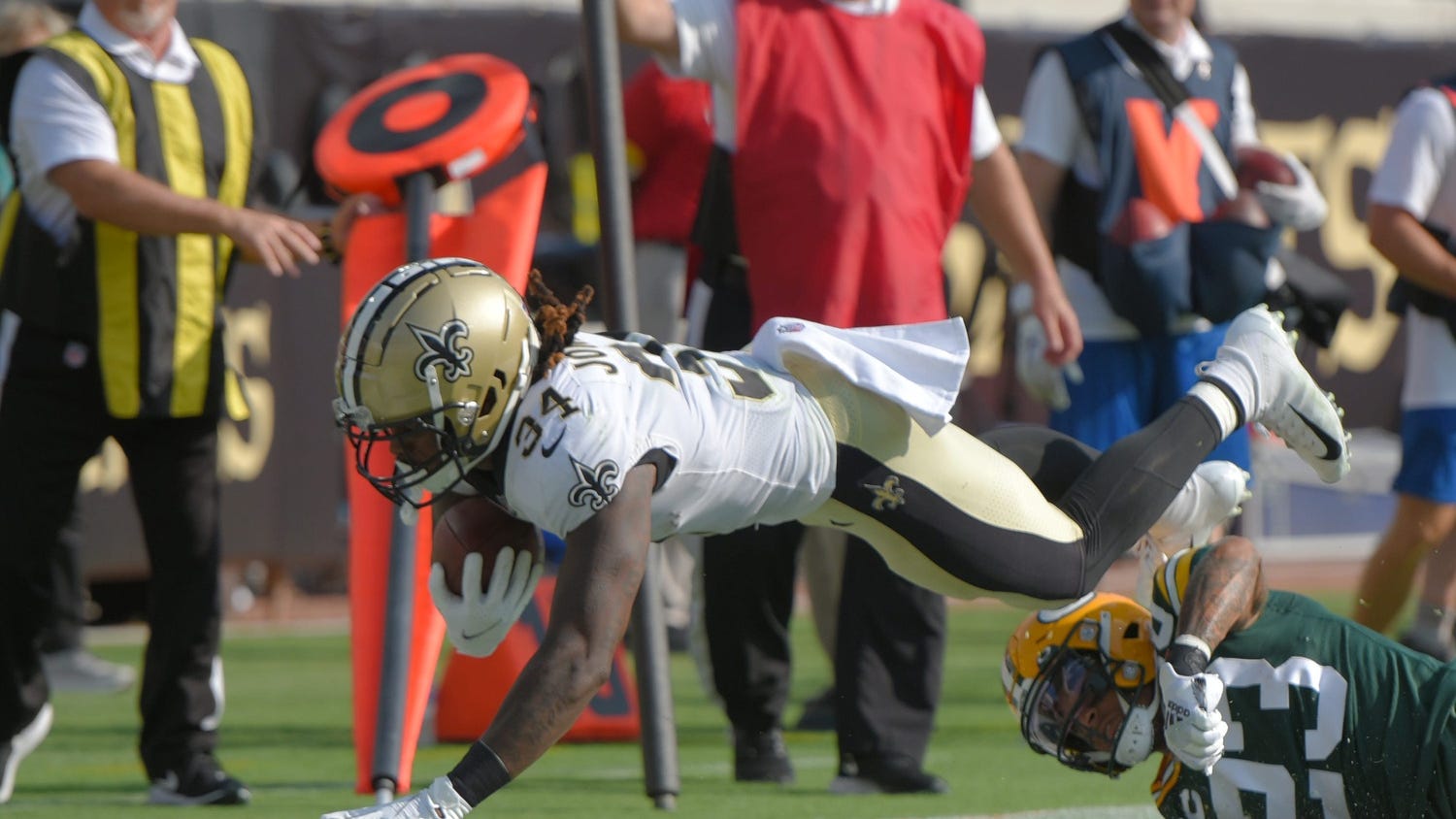 Saints RB Tony Jones Jr. carted off field after injury in 1st half vs Giants