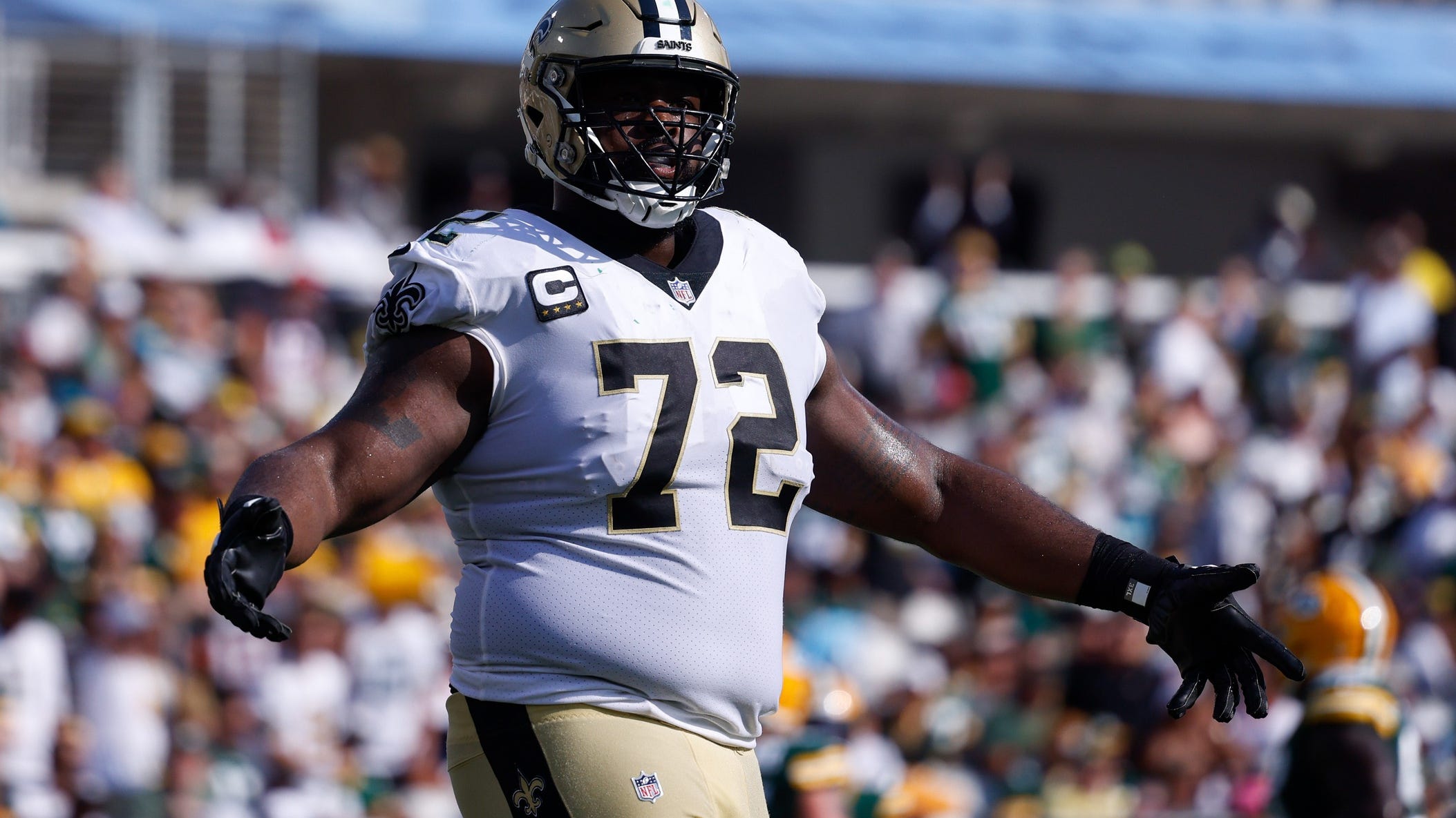Saints LT Terron Armstead hurt early vs Patriots; heads back to locker room