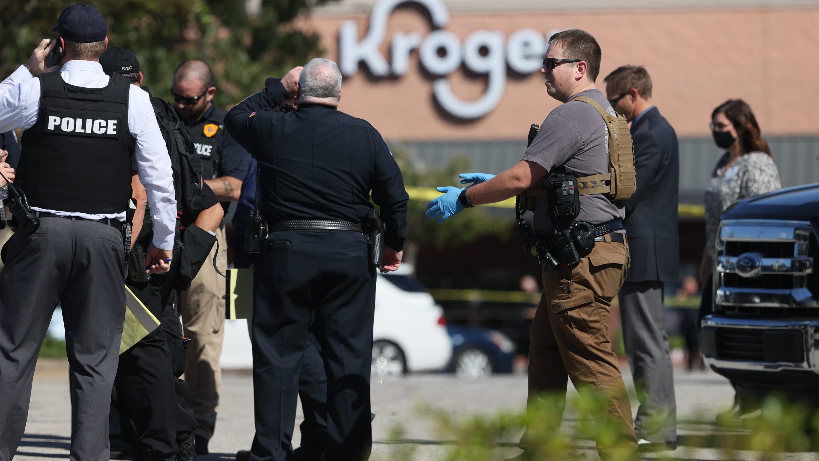 Kroger store gunman kills 1, shoots 13 others before killing himself