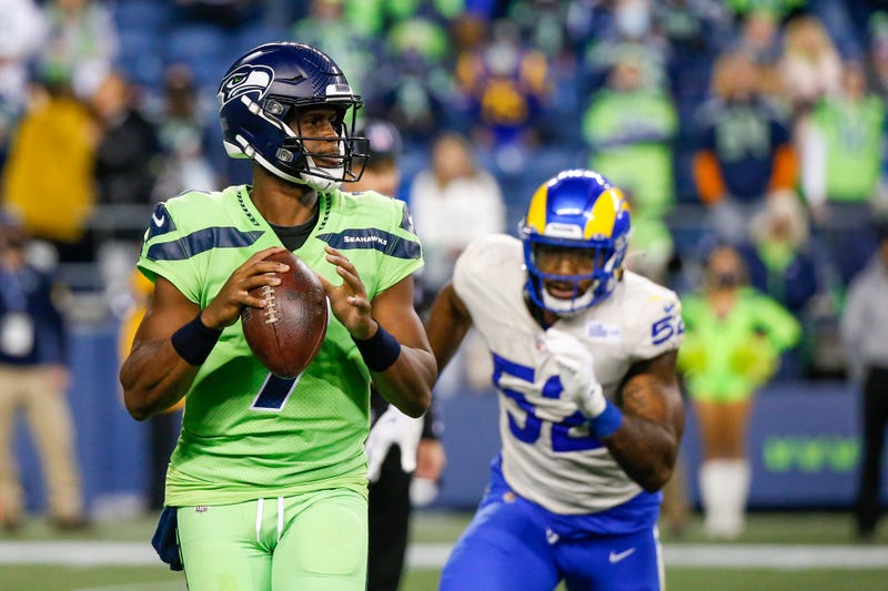 Geno Smith about to throw vs Rams