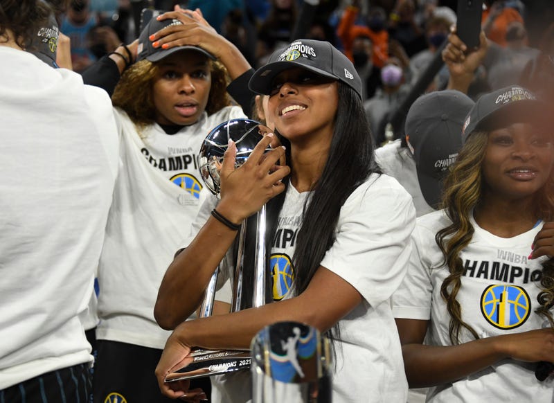 Lightfoot encourages ‘everyone to come’ celebrate Chicago Sky championship at rally