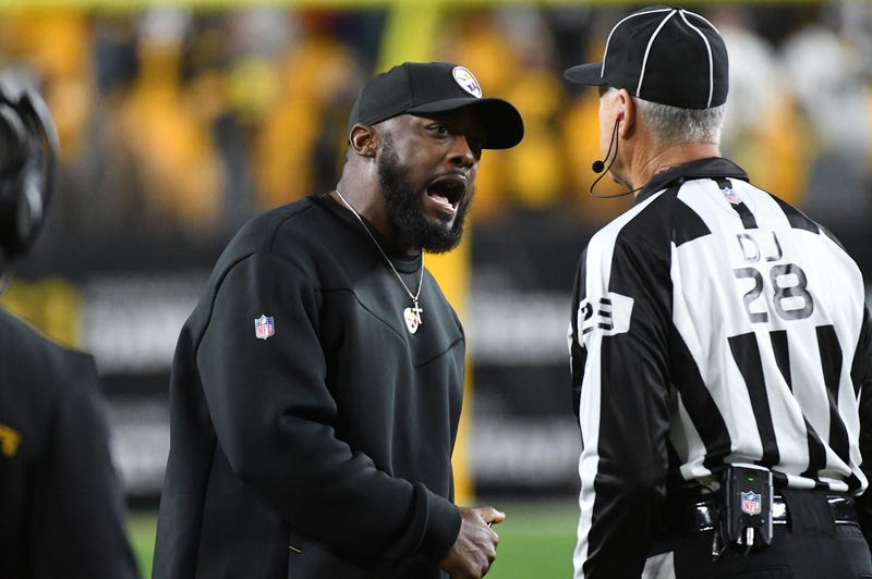 Steelers head coach Mike Tomlin arguing