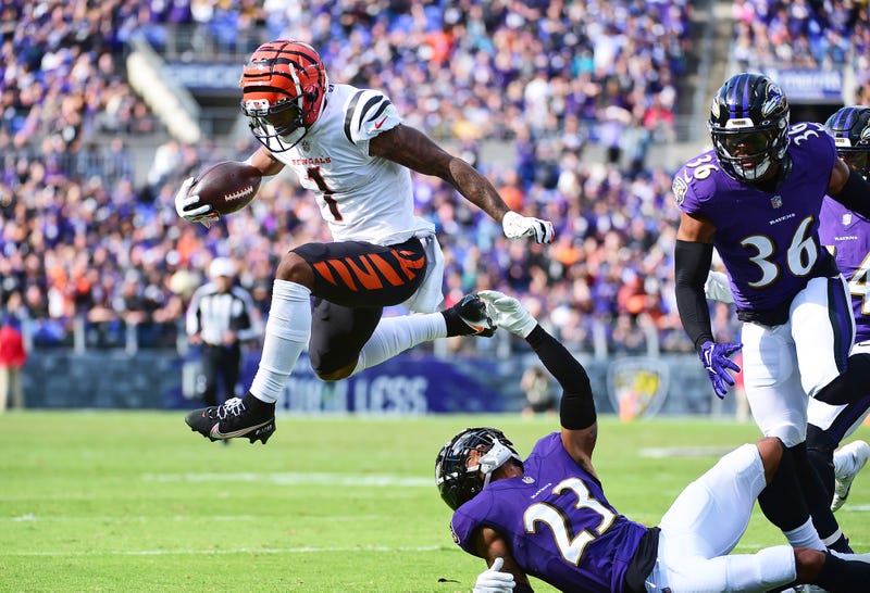 Bengals WR Jamarr Chase breaks free from Ravens tacklers