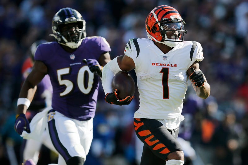 Ravens LB Justin Houston attempts to chase down Bengals WR Ja'marr Chase