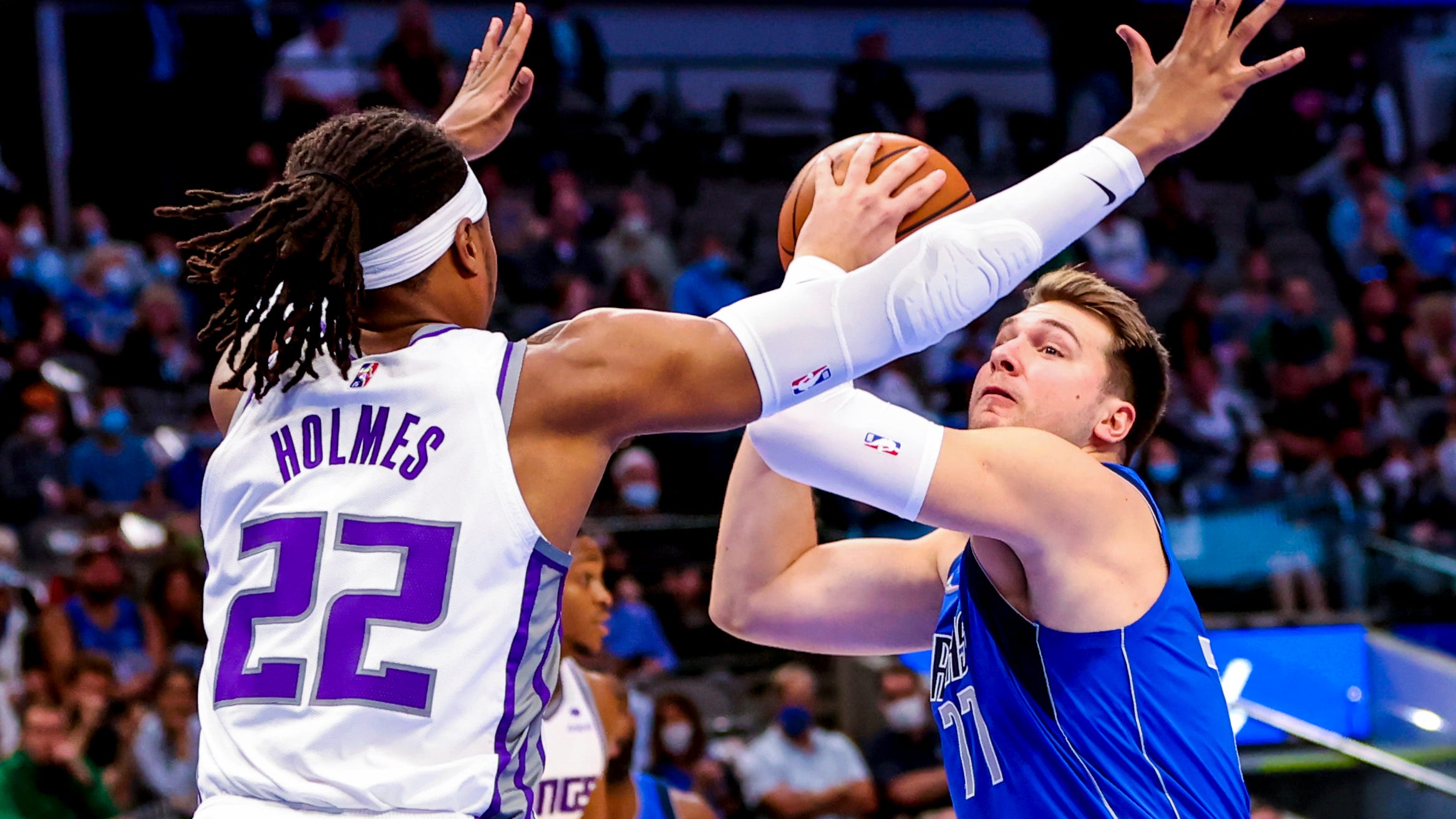 Mavs trade for Kings big man Richaun Holmes and No. 24 pick, select Olivier-Maxence Prosper